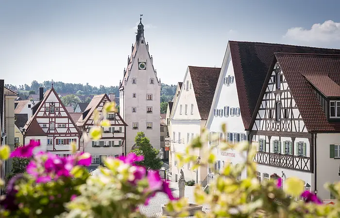 Ausblick aus dem Monheimer Rathaus auf das Wahrzeichen der Stadt Monheim „Oberer Torturm mit den Moserhäusern“