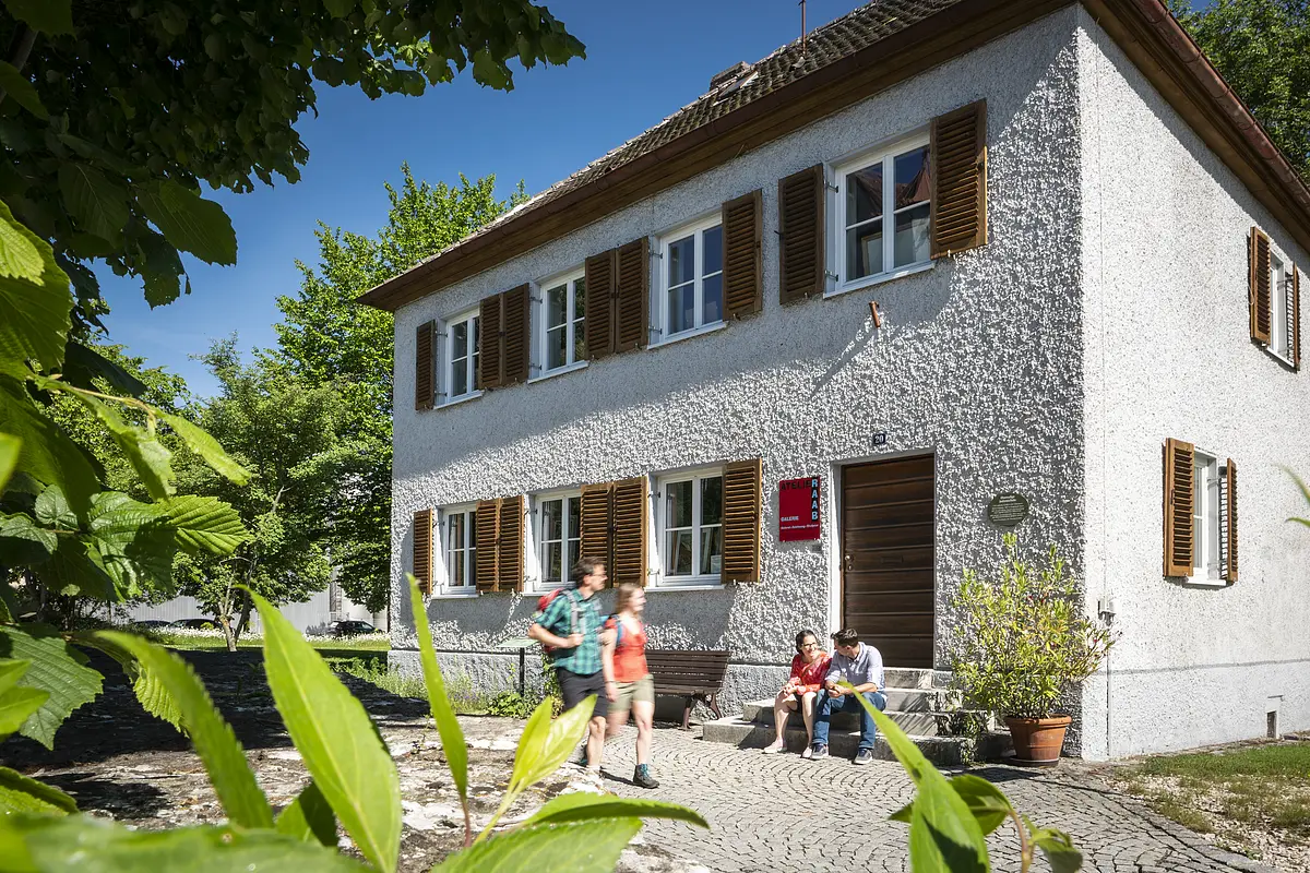 Treuchtlingen Wanderer vor dem Atelier Raab Treuchtlingen