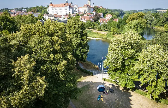 Der Bootsübernachtungsplatz liegt idyllisch an der Donau umgeben von Bäumen. Man hat Blick auf das Schloss und die Altstadt.