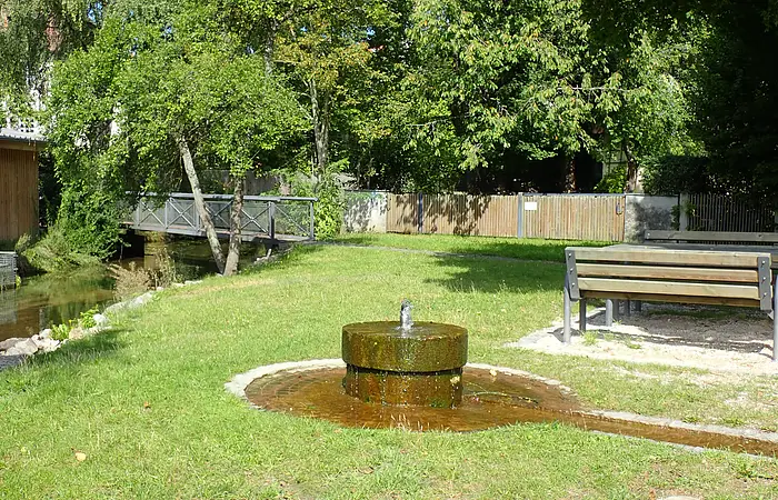 Brunnen am Mühlbach mit Sitzbänken