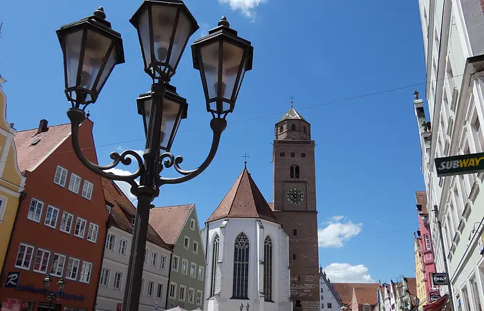 Blick auf das Münster und die Häuser in der   Reichsstraße von Donauwörth.