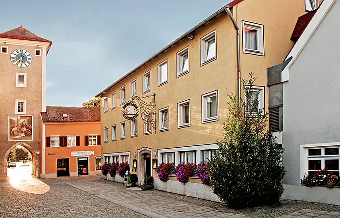 Altstadtstraße mit Blick auf den Gasthof Weißes Lamm in Kelheim.