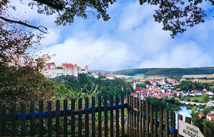 Schöne Aussicht auf Schloss Harburg, die Stadt und die Wörnitz im Herbst