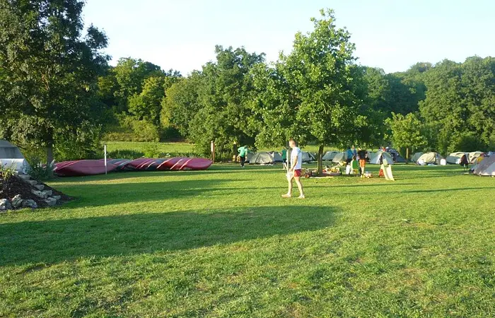 Große Wiese Zeltplatz Treuchtlingen, im Hintergrund Kanus