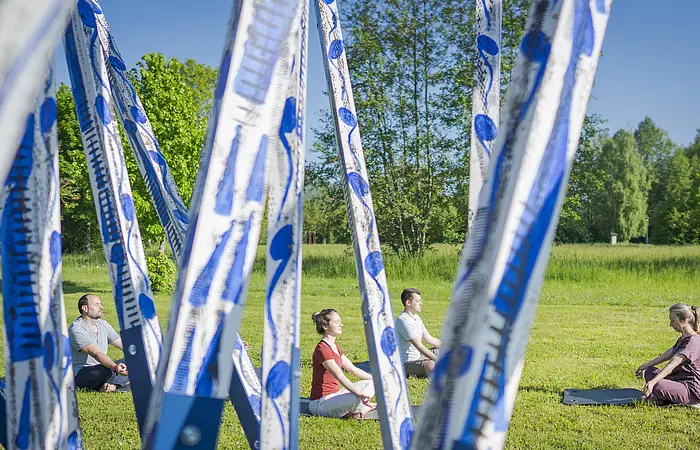 Gruppe beim Yoga im Kurpark Kunstwerk im fokus