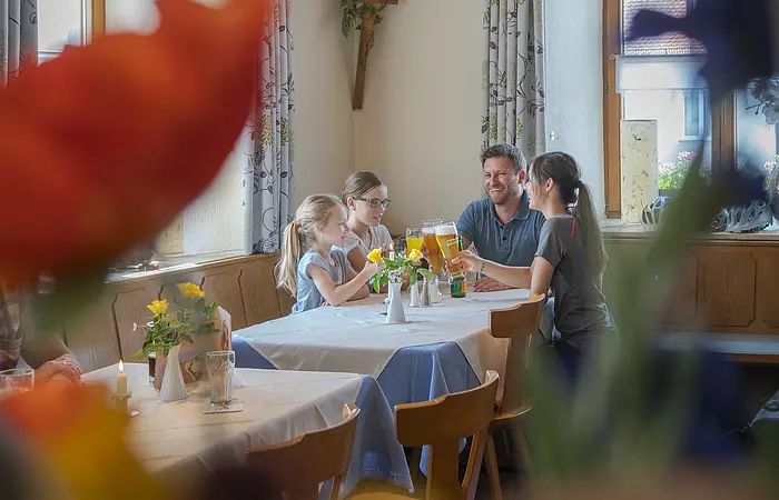 Eine Familie bei einer gemütlichen Einkehr im Gredinger Gasthaus Krone.
