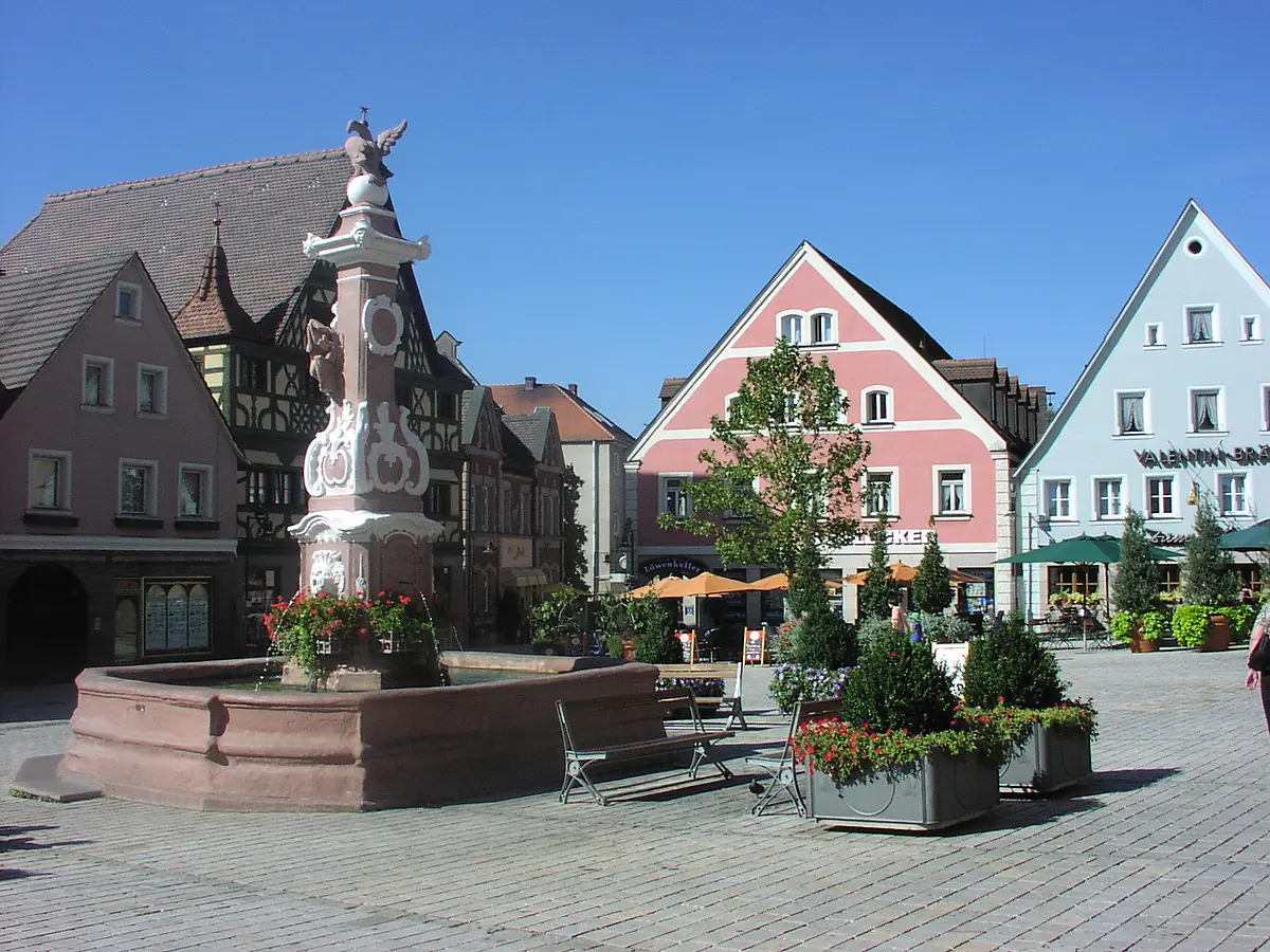 Der Marktgrafenbrunnen auf dem Rother Marktplatz.