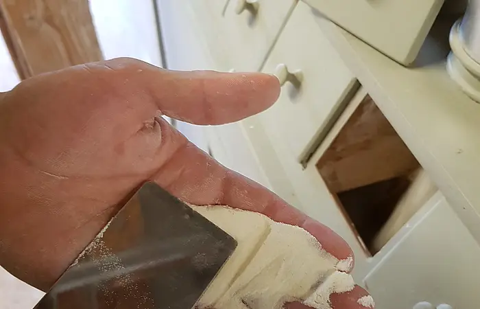 Prüfung des Mahlgrades Mehl in der Handfläche