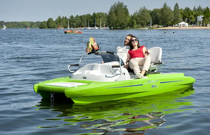 Ein Paar genießt die Sonne auf einem Pedelec-Tretboot am kleinen  Brombachsee. Da in dem Boot ein kleiner Elekromotor eingebaut ist, können die beiden ganz ohne Anstrengug auf dem See fahren.