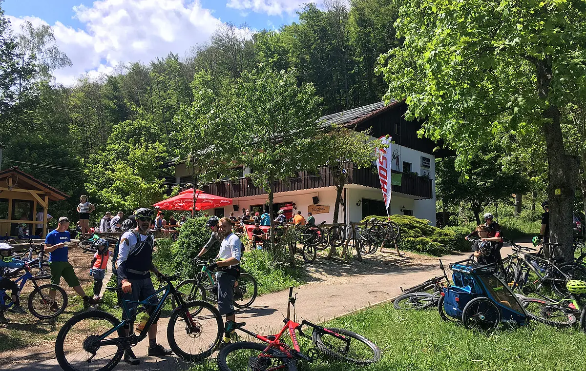 Die idyllisch gelegene Talstation mit schönem Biergarten