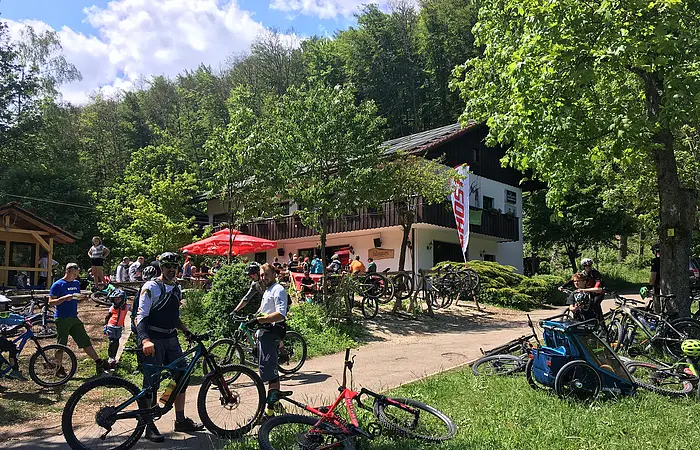Die idyllisch gelegene Talstation mit schönem Biergarten