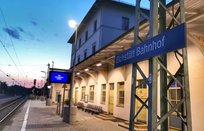 Altes Bahnhofgebäude mit Wartesaal an der Haltestelle Eichstätt Bahnhof mit Gleis 1