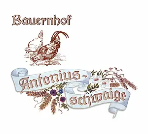 Schrift und Bilder des Logos sind braun. Unter dem Text "Bauernhof" ist ein gezeichneter Hahn mit Huhn abgebildet. Darunter in einem weißen Schriftband der Text "Antonius", darunter "schwaige". Zwischen den beiden Wörtern sind Kornähren und Grasbüschel gezeichnet.