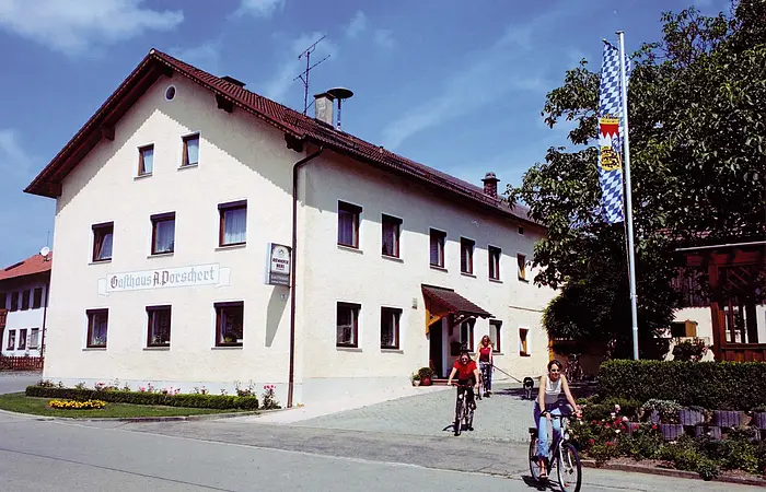 Aussenansicht Gasthaus Porschert mi Radfahrer