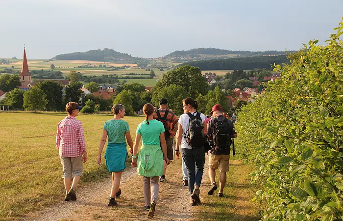 Wandergruppe mit Blick auf Thalmässing.