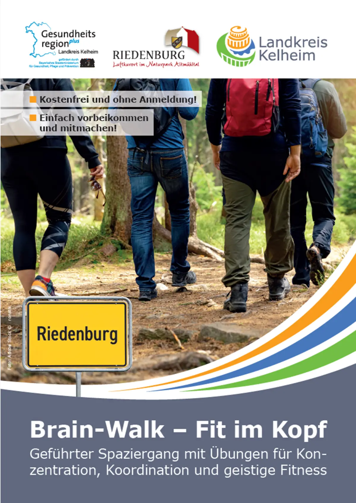 Auf dem Bild sieht man Menschen im Wald spazieren gehen.