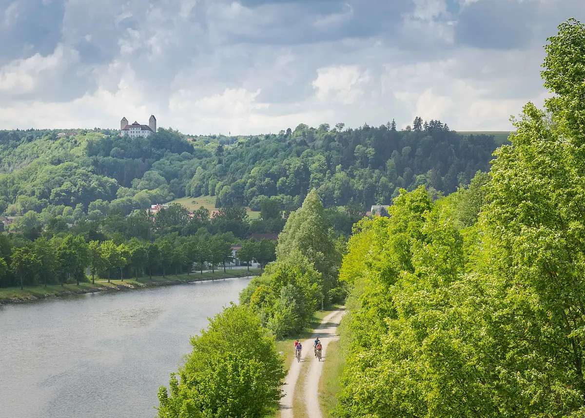 Kanal mit Schloss Hirschberg