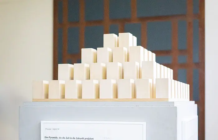 Das fertige Modell der Zeitpyramide im KunstMuseum Donau-Ries.