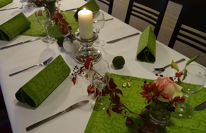 Nerreter Goldenes Lamm - festlicher Tisch grün weiß