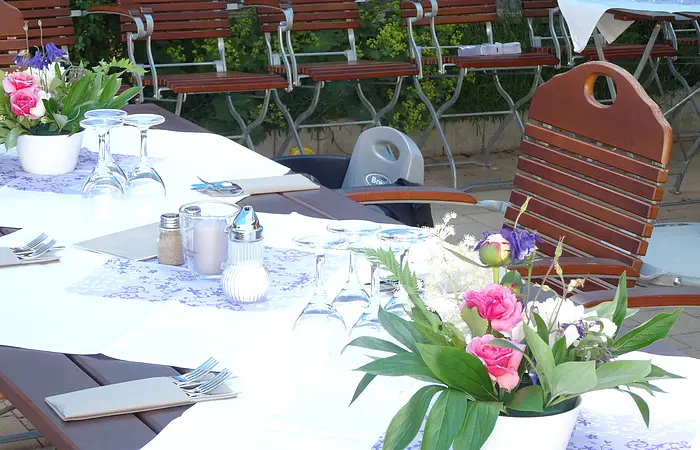 Nerreter Goldenes Lamm - festliche Tafel im Biergarten
