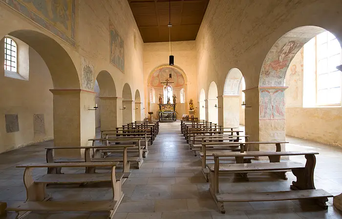 Die Martinskirche ist die größte romanische Basilika im Bistum Eichstätt dar. Die ältesten Gebäudeteile, die fünf unteren Turmgeschosse, stammen aus dem späten 11. Jahrhundert.