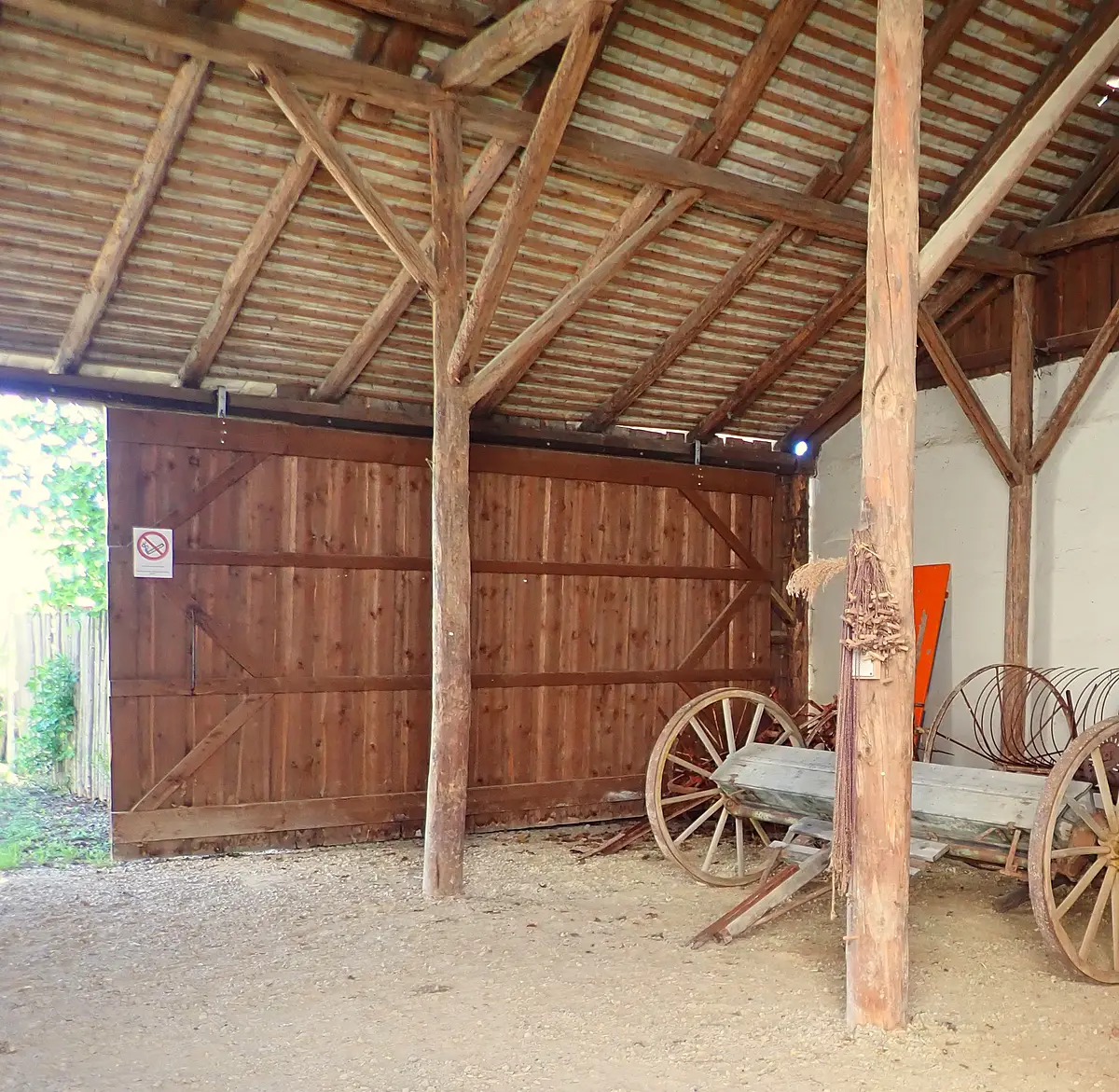 Remise des Jura-Bauernhof-Museum - Der Dachaufbau ist gut zu erkennen An der "Remise" (dem Geräteschuppen) kann man den Aufbau des Daches sehr gut erkennen.