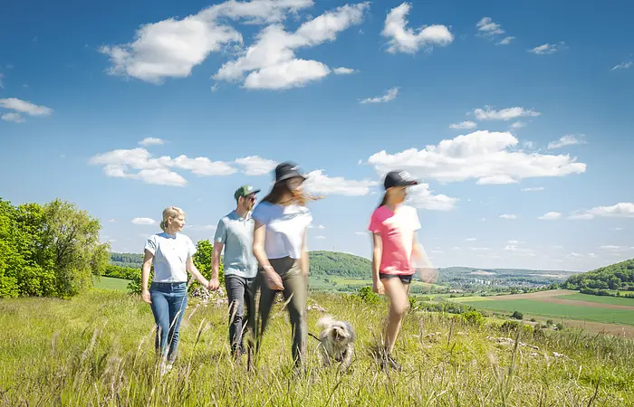 Familie mit Hund gehen spazieren Familie ist im Fokus