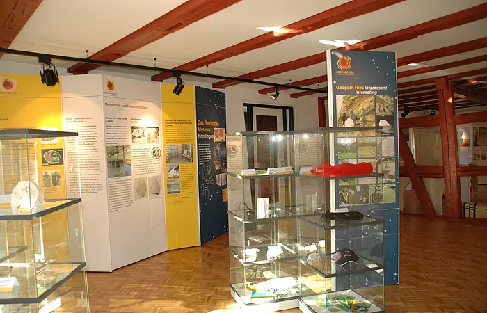 Vitrinen mit verschiedenen Ausstellungsobjekten im Geopark Infozentrum in Nördlingen