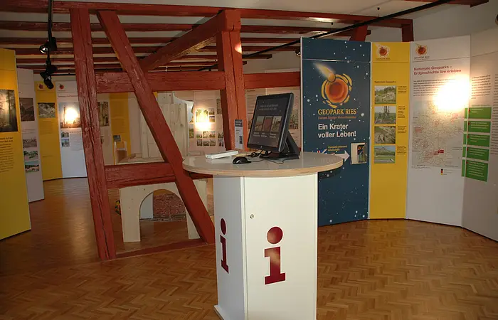 Blick auf den Infoterminal und auf Infotafeln im Geopark Infozentrum in Nördlingen