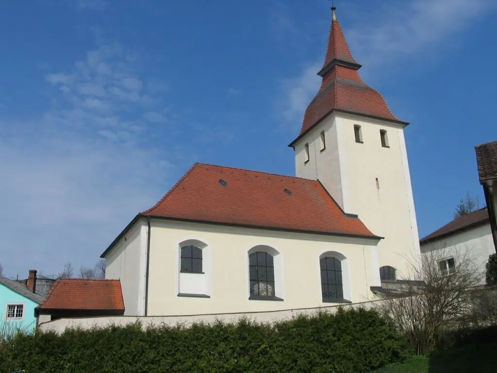 Katholische Filialkirche "St. Nikolaus" Die katholische Filialkirche St. Nikolaus mit barocker Austattung wurde 1440 erbaut und 1737 umgestaltet nach Plänen des eichstättischen Baudirektors Gabrieli.