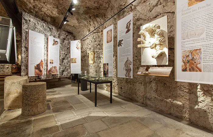 Der Ausstellungsraum ist im Felsenkeller, der  in den Naturfels ausgeschlagen wurde. Es hängen an den Wänden lauter Infotafeln.