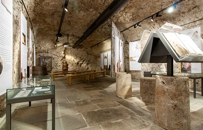 Der Ausstellungsraum ist im Untergeschoss. Es sind einige Tischvitrinen und weitere Exponate zu sehen. Der Felsenkeller wurde in den Naturfels ausgeschlagen.