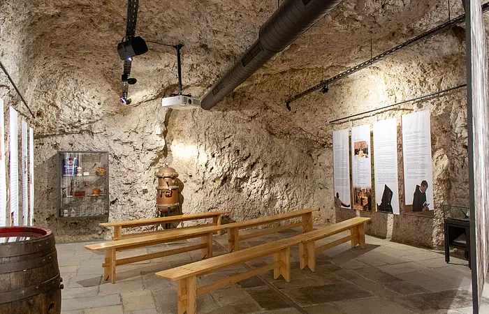 Der Ausstellungsraum befindet sich im Felsenkeller, der in den Naturfels geschlagen wurde. Es sind in der Mitte einige Holzbänke aufgereiht und an der rechten Wand ist vier Infotafeln aufgehängt.