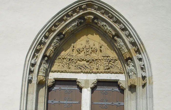 Blick auf das Hauptportal mit seinen zwei hölzernen Türen