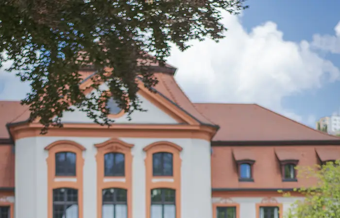 Radler vor der Sommerresidenz im Hofgarten Eichstätt