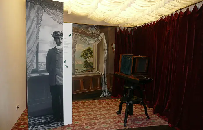 Blick in ein Fotoatelier mit alter Kamera anno dazumal
