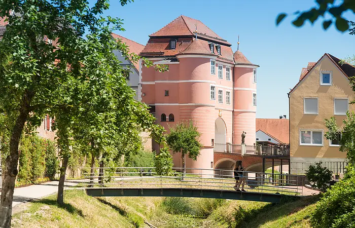 Blick auf das Rieder Tor mit davor verlaufender kleiner Wörnitz und einer Brücke über dieser