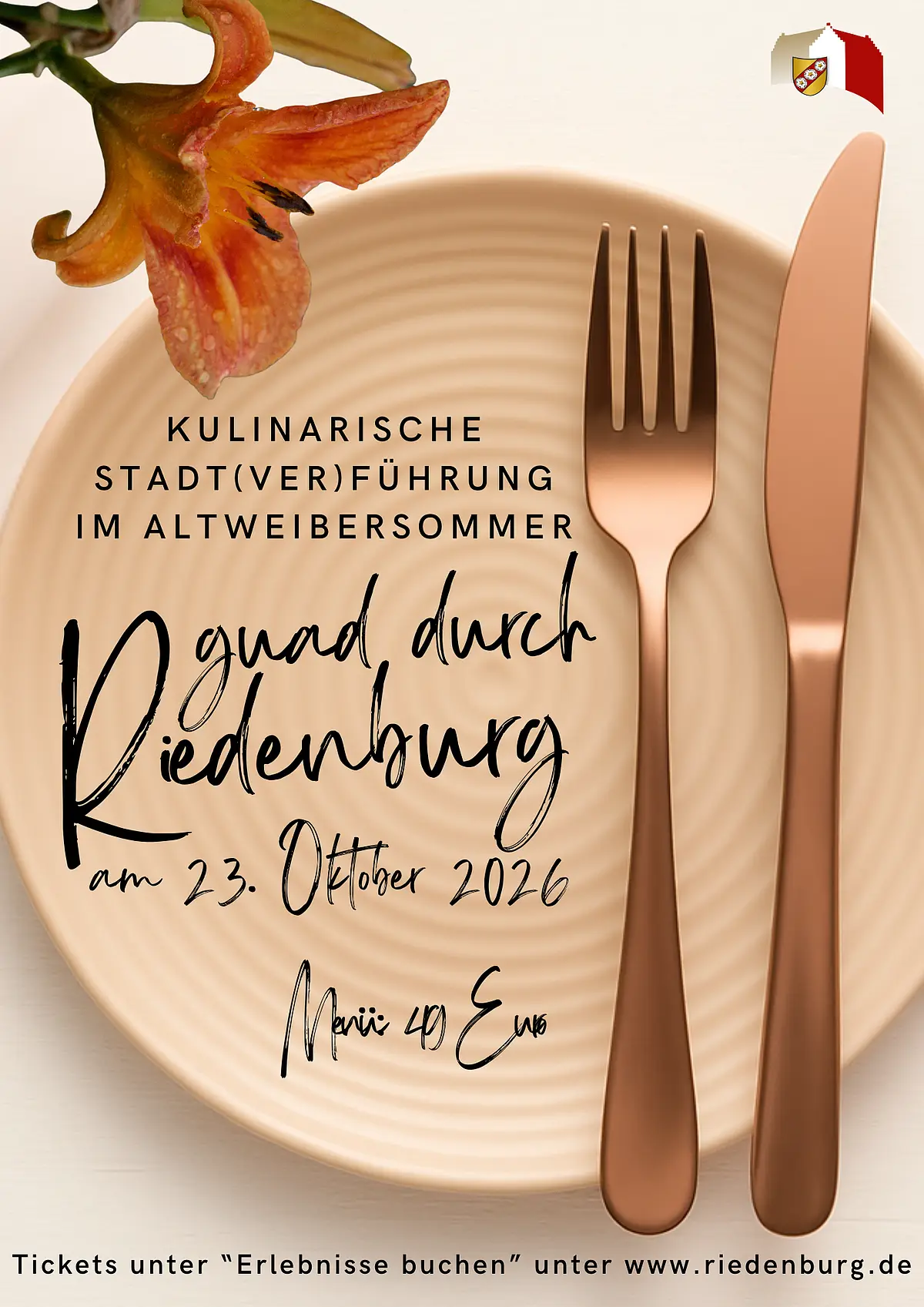 Teller mit Messer und Gabel und eine etwas verwelkte Blume