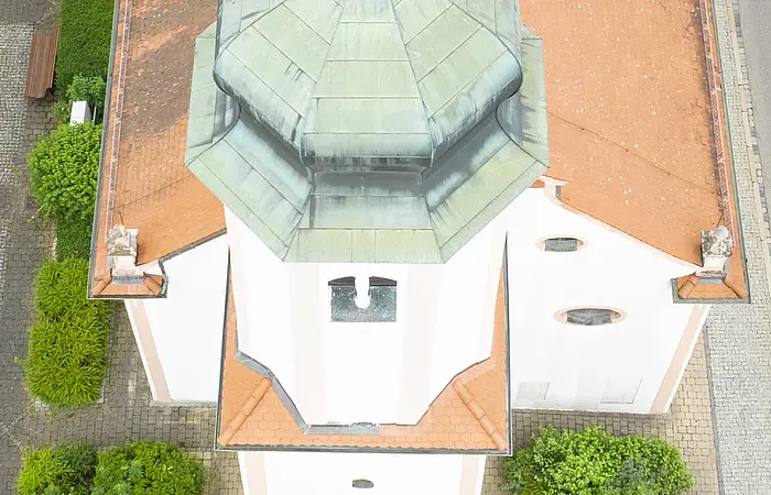 Frontaufnahme der Lambertuskirche Treuchtlingen aus der Luft.