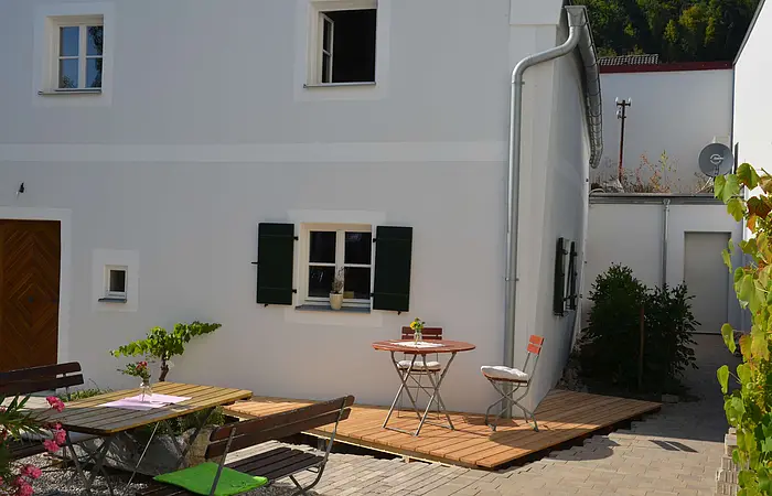 Außenbereich des Jurahaus Kinding. Tische und Stühle im Bereich vor dem Jurahaus