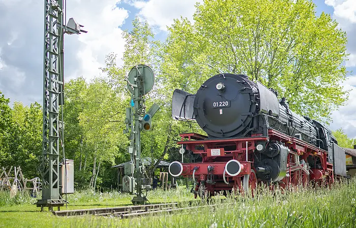 Denkmal-Lok Baureihe 01 220 mit Signalen auf Schiene