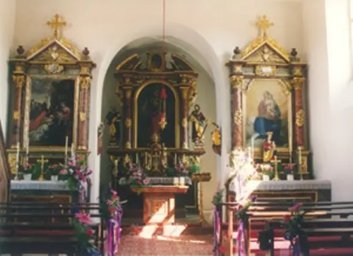 Katholische Filialkirche "St. Margaretha" Bänke und der kleine Altar