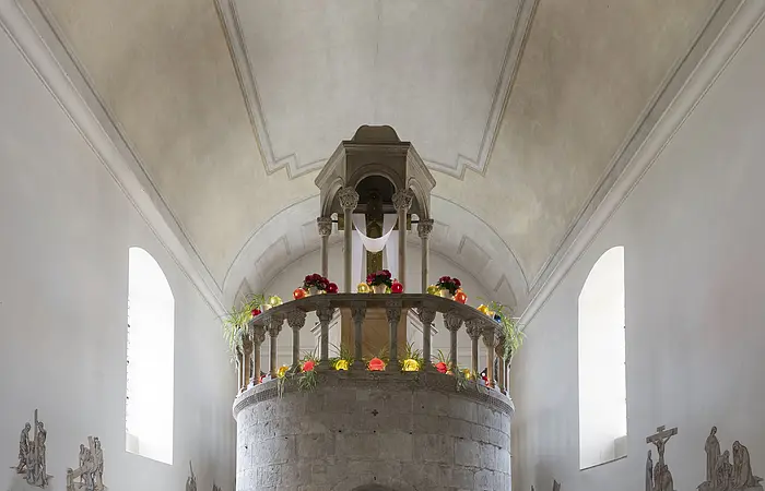 Bei der Aufnahme handelt es sich um den Innenraum der ehemaligen Kapuzinerkirche. Das Grabmal, das als Nachbildung des Heiligen Grabs bekannt ist, bildet das Zentrum der Aufnahme. Es liegt in einem Bau, der turmförmig ist. Auf ihm steht ein großes goldenes Kreuz. An den Wänden rund um den Turm ist er Kreuzweg Jesu abgebildet. Im Vordergrund steht ein kleinerer Altar.