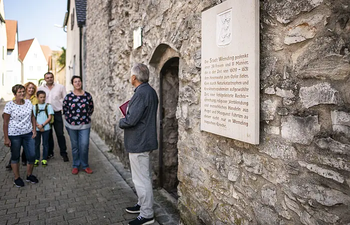 Ein Stadtführer macht eine Führung durch den Folterturm.