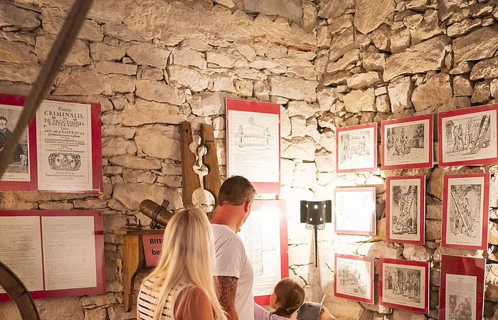 Eine Familie besucht den Folterturm in Wemding.