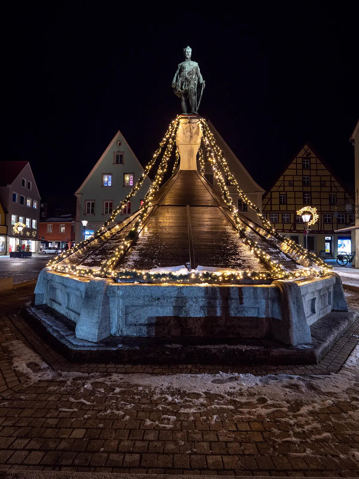 Kaiser-Ludwig-Brunnen mit Weihnachtsbeleuchtung Kaiser-Ludwig-Brunnen mit Weihnachtsbeleuchtung