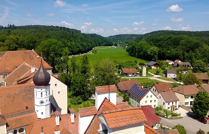 Blick vom Dach des Schlosses Sandersdorf ins Schambachtal. Treffpunkt der Illuminaten.