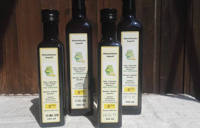 Vier Sojaölflaschen