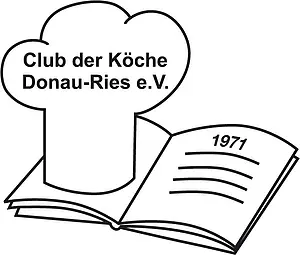 Club der Köche Donau-Ries e.V. Logo des Club der Köche Donau-Ries: Ein grafisches Emblem mit Bezug zur Gastronomie, mit KochsymbolKochmütze und Rezeptbuch. Der Schriftzug „Club der Köche Donau-Ries“ ist klar lesbar und steht im Mittelpunkt des Designs, sowie das Gründungsjahr 1971. Das Logo wirkt traditionell und fachlich geprägt.