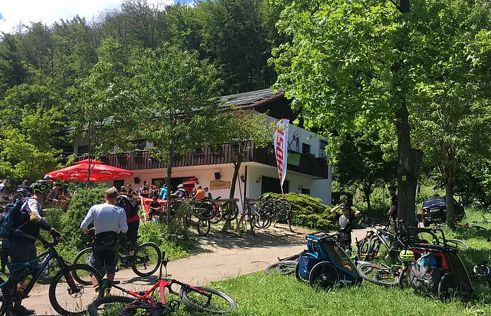 Aussenaufnahme auf die Talstation Heumöderntal mit Blick auf den Biergarten und das Hausmitten im grünen
